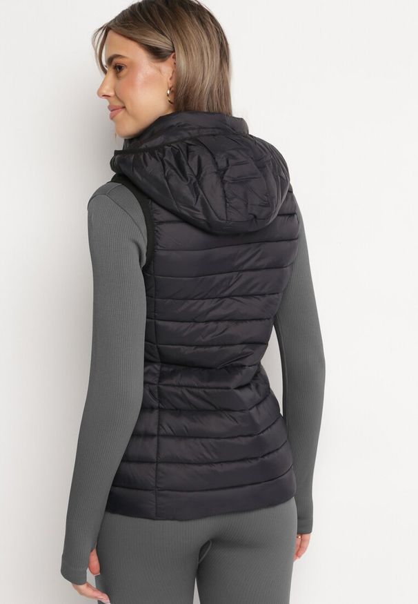 Born2be - Czarna Pikowana Kamizelka z Kieszeniami na Suwaki i Kapturem Lunevc. Kolor: czarny