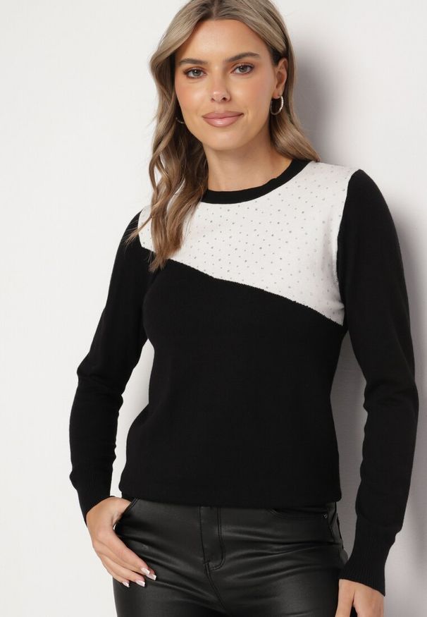 Born2be - Czarno-Biały Sweter z Modalem Wiskozą i Ozdobnymi Cyrkoniami Seavindra. Okazja: na co dzień. Kolor: czarny. Materiał: wiskoza. Styl: elegancki, casual