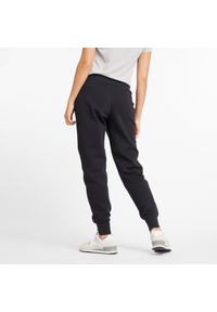 Spodnie damskie New Balance WP43805BK – czarne. Stan: podwyższony. Kolor: czarny. Materiał: poliester, bawełna, dresówka #4