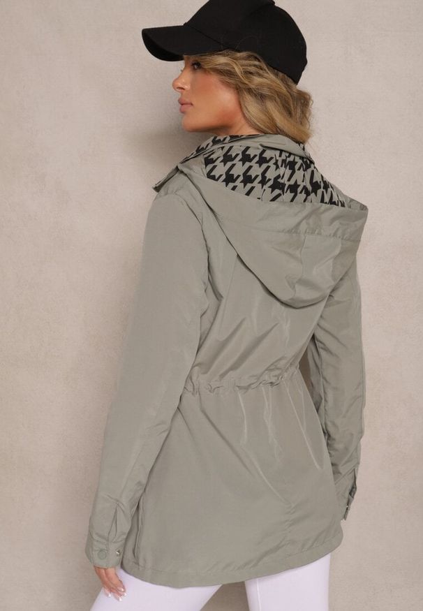 Renee - Ciemnozielona Kurtka w Stylu Parki ze Ściągaczem w Talii Arivienne. Okazja: do pracy, na co dzień, na spotkanie biznesowe. Kolor: zielony. Materiał: jeans. Styl: elegancki, biznesowy, klasyczny, casual