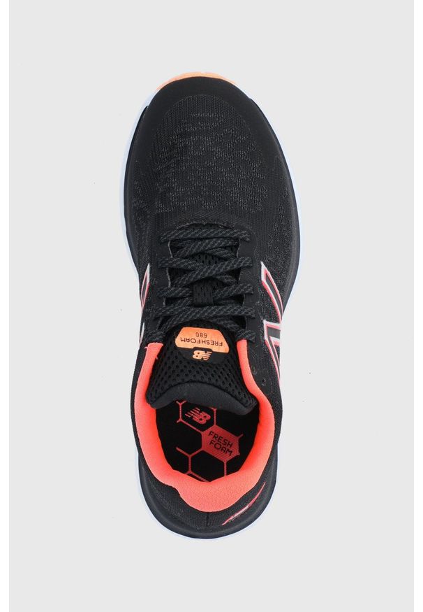 New Balance Buty kolor czarny na płaskim obcasie. Nosek buta: okrągły. Zapięcie: sznurówki. Kolor: czarny. Materiał: guma. Obcas: na obcasie. Wysokość obcasa: niski. Sport: fitness