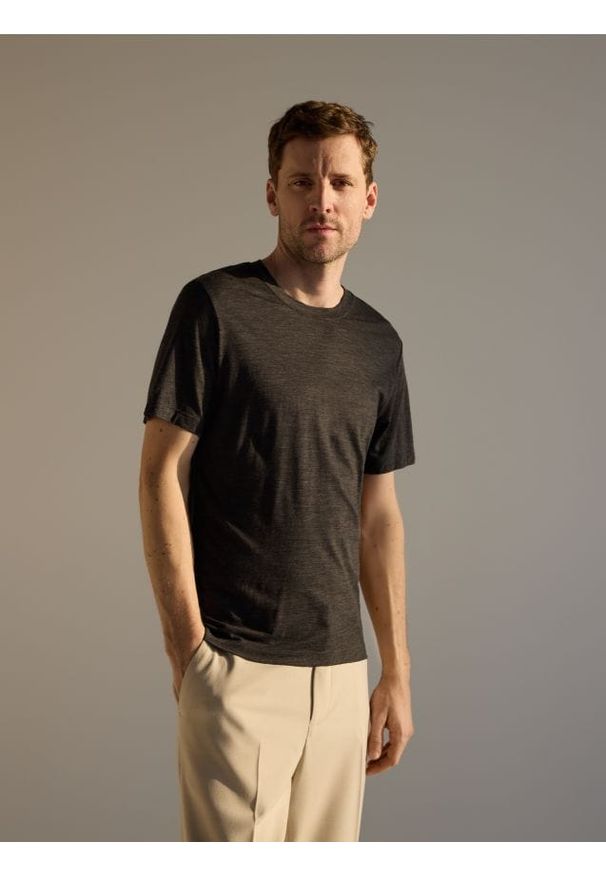 Reserved - T-shirt slim z wełny merino - ciemnoszary. Kolor: szary. Materiał: wełna