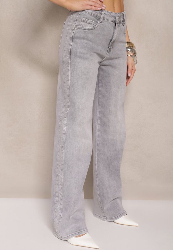 Renee - Jasnoszare Szerokie Jeansy z Bawełny High Waist Ozdobione Cyrkoniami Firlevia. Okazja: na co dzień. Stan: podwyższony. Kolor: szary. Wzór: aplikacja. Styl: casual