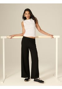 4f - 4F Top slim z prążkowanej dzianiny damski - biały M. Kolor: biały. Materiał: prążkowany, dzianina #2