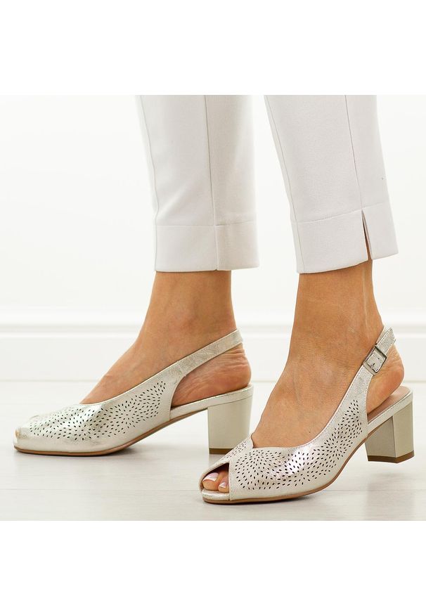 POTOCKI - Białe sandały damskie na słupku Potocki 12762. Okazja: na co dzień, na imprezę. Kolor: biały. Materiał: skóra. Wzór: ażurowy. Sezon: wiosna, lato. Obcas: na słupku. Styl: casual, elegancki, klasyczny, wizytowy. Wysokość obcasa: średni