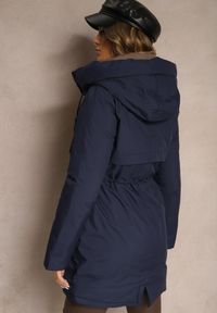 Renee - Granatowa Kurtka Parka ze Ściągaczami w Talii i Kapturem Zdobiona Zawieszką Zeriena. Okazja: na co dzień. Kolor: niebieski. Materiał: jeans. Długość rękawa: długi rękaw. Długość: długie. Wzór: aplikacja. Styl: casual, elegancki