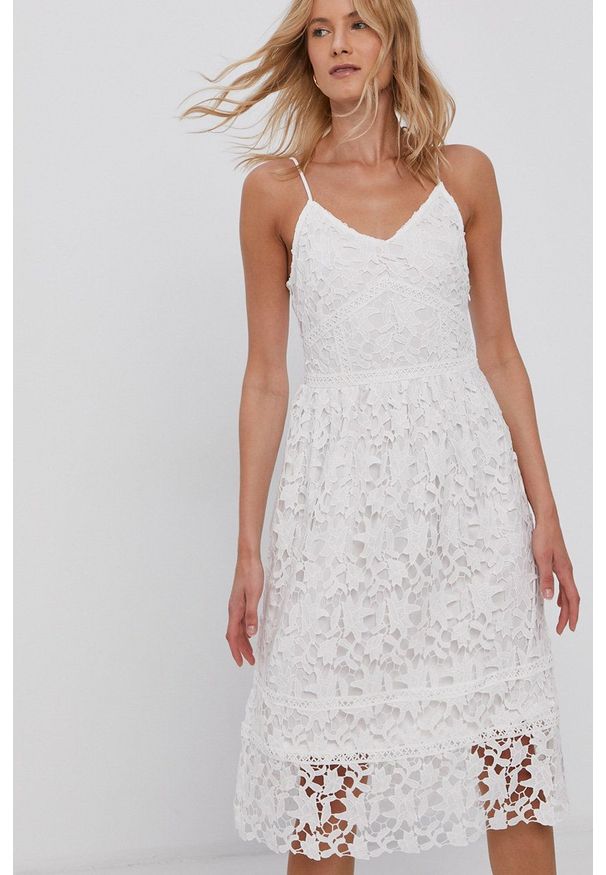 Vero Moda Sukienka kolor biały midi rozkloszowana. Kolor: biały. Długość rękawa: na ramiączkach. Długość: midi