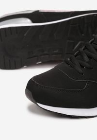 Born2be - Czarno-Czerwone Buty Sportowe do Kostki z Ozdobną Wstawką i Modnymi Naszywkami Reygan. Okazja: na co dzień. Kolor: czarny. Wzór: aplikacja