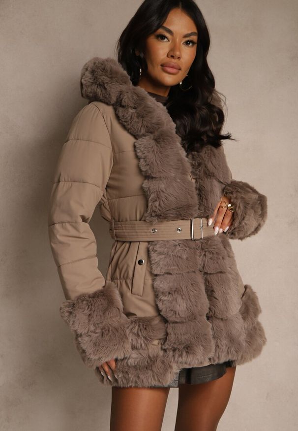 Renee - Ciemnobeżowa Kurtka o Taliowanym Kroju z Paskiem Kapturem i Futerkiem Ranalia. Typ kołnierza: golf. Kolor: beżowy. Materiał: futro. Sezon: zima