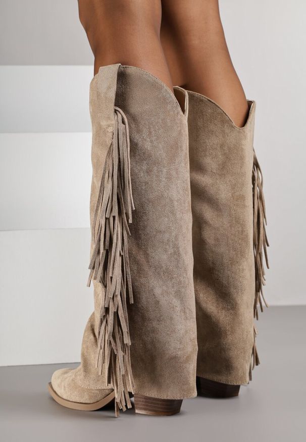 Renee - Ciemnobeżowe Kozaki Kowbojki na Stożku z Cholewką Imitującą Nogawkę z Frędzlami Monettea. Kolor: beżowy. Materiał: jeans. Szerokość cholewki: normalna. Obcas: na stożku