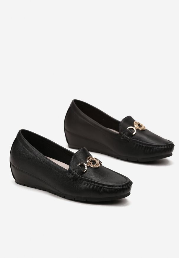 Born2be - Czarne Półbuty na Koturnie z Ozdobną Klamrą w Stylu Mokasynów i Przeszyciami oraz Skórzaną Wkładką Fenilla. Zapięcie: klamry. Kolor: czarny. Materiał: skóra. Obcas: na koturnie. Styl: klasyczny