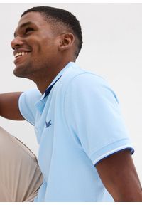 bonprix - Koszulka polo z czystej bawełny organicznej piqué. Typ kołnierza: polo. Kolor: niebieski. Materiał: bawełna. Długość rękawa: krótki rękaw. Długość: krótkie. Wzór: nadruk. Styl: sportowy #3
