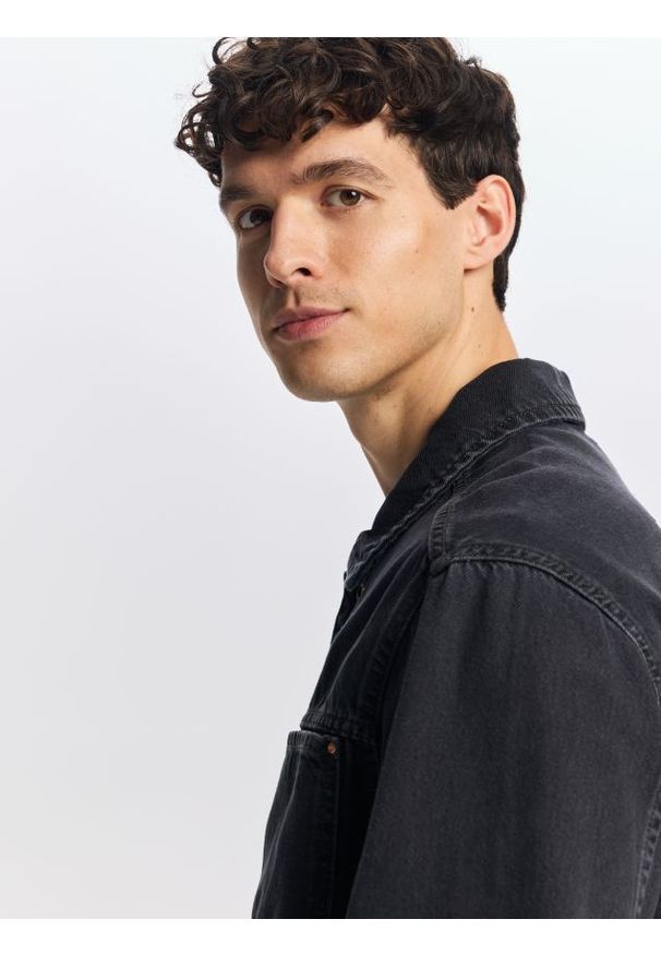 Reserved - Jeansowa koszula comfort fit - czarny. Kolor: czarny. Materiał: jeans