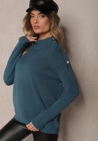 Renee - Granatowy Golf z Eleganckim Zapięciem na Ramieniu Ozdobiony Cyrkoniami przy Guzikach Maririna. Okazja: do pracy, na spotkanie biznesowe, na co dzień. Typ kołnierza: golf. Kolor: niebieski. Materiał: jeans. Długość rękawa: długi rękaw. Długość: długie. Wzór: aplikacja. Styl: elegancki