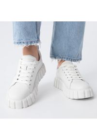 Wittchen - Damskie sneakersy skórzane na grubej podeszwie proste białe. Nosek buta: okrągły. Kolor: biały. Materiał: skóra. Sezon: wiosna, jesień, lato. Obcas: na platformie #5