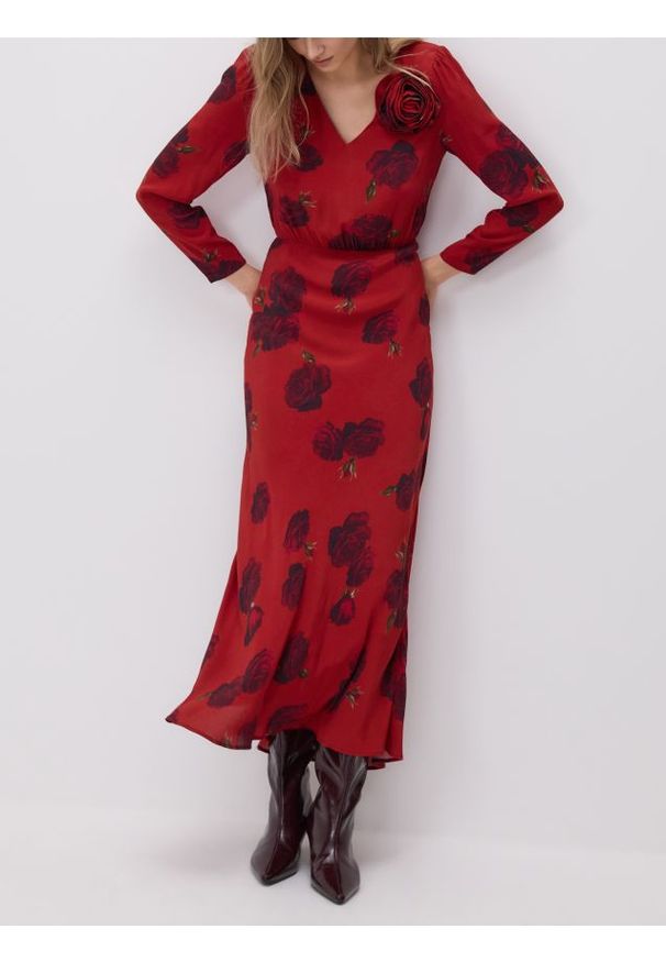 Reserved - Sukienka w kwiatowy wzór - czerwony. Kolor: czerwony. Materiał: wiskoza. Wzór: kwiaty. Typ sukienki: proste