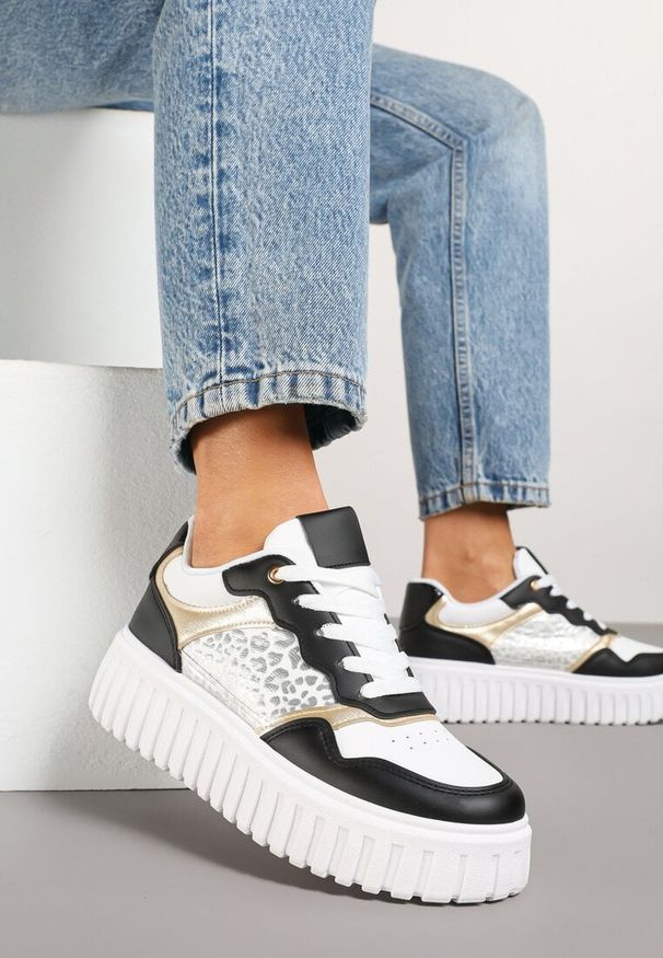 Born2be - Biało-Czarne Sneakersy na Grubej Tłoczonej Podeszwie z Perforacją i Panterką Odivila. Kolor: biały. Materiał: jeans. Wzór: motyw zwierzęcy