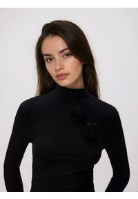 Reserved - Longsleeve z ozdobną aplikacją - czarny. Kolor: czarny. Materiał: dzianina, wiskoza. Długość rękawa: długi rękaw. Wzór: aplikacja #1