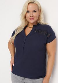 Born2be - Granatowa Bawełniana Bluzka z Guzikami i Ozdobną Siateczką Doriale. Okazja: na co dzień. Kolor: niebieski. Materiał: bawełna. Styl: klasyczny, casual #7