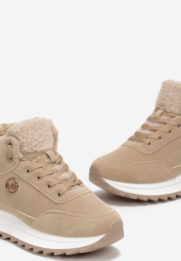 Born2be - Ciemnobeżowe Sneakersy Mocno Ocieplone Sztucznym Futerkiem Rosanas. Okazja: na spacer. Nosek buta: okrągły. Zapięcie: sznurówki. Kolor: beżowy. Materiał: futro. Obcas: na obcasie. Wysokość obcasa: niski. Sport: turystyka piesza