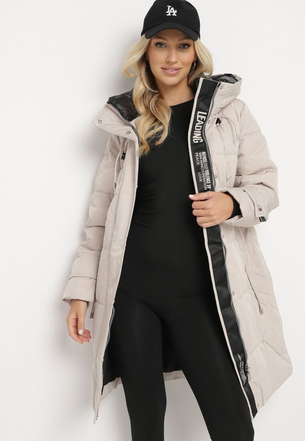 Born2be - Beżowa Kurtka Pikowana z Przeszyciami i Nieodpinanym Kapturem Ombrelia. Okazja: na co dzień. Kolor: beżowy. Materiał: jeans. Styl: casual