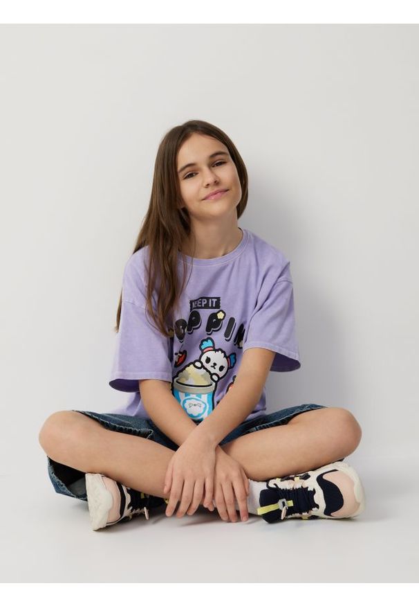 Reserved - T-shirt z nadrukiem Toca Boca - lawendowy. Kolor: fioletowy. Materiał: bawełna. Wzór: nadruk