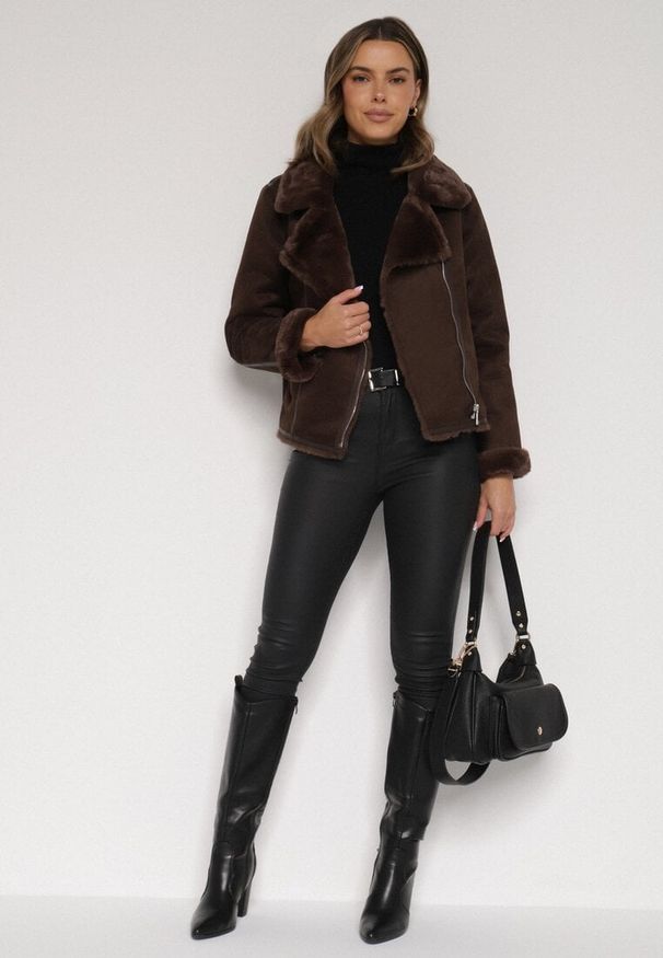 Born2be - Brązowa Kurtka Biker z Imitacji Zamszu z Futrzanymi Mankietami i Kołnierzem Awedine. Okazja: na co dzień. Kolor: brązowy. Materiał: futro, zamsz. Sezon: jesień, zima. Styl: casual, klasyczny
