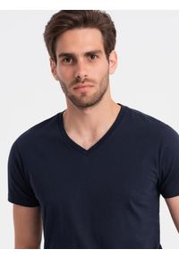 Ombre Clothing - Klasyczna męska bawełniana koszulka z dekoltem w serek BASIC - granatowa V2 - Rozmiar: S. Typ kołnierza: dekolt w serek. Kolor: niebieski. Materiał: bawełna. Styl: klasyczny