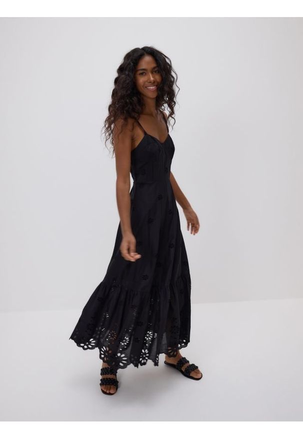 Reserved - Sukienka midi z ażurowym haftem - czarny. Kolor: czarny. Materiał: tkanina, bawełna. Wzór: ażurowy, haft. Długość: midi