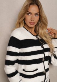 Renee - Biało-Czarny Zapinany Kardigan z Wiskozowej Dzianiny w Paski Aiwana. Kolor: biały. Materiał: dzianina, wiskoza. Wzór: paski. Styl: elegancki #4