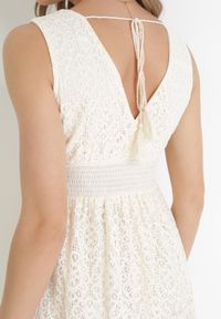 Born2be - Beżowa Koronkowa Sukienka Maxi z Głębokim Dekoltem i Ozdobnym Wiązaniem Nohia. Kolor: beżowy. Materiał: koronka. Długość rękawa: bez rękawów. Wzór: ażurowy. Sezon: wiosna, lato. Długość: maxi #5