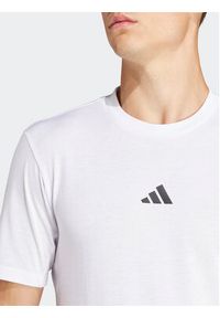 Adidas - adidas T-Shirt Workout Logo IT2125 Biały Regular Fit. Kolor: biały. Materiał: bawełna #7