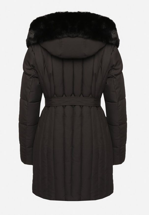 Born2be - Czarna Kurtka z Pionowymi Pikowanymi Przeszyciami i Kapturem z Futrem Wiązana w Pasie Leoriya. Okazja: na co dzień. Kolor: czarny. Materiał: futro. Styl: casual