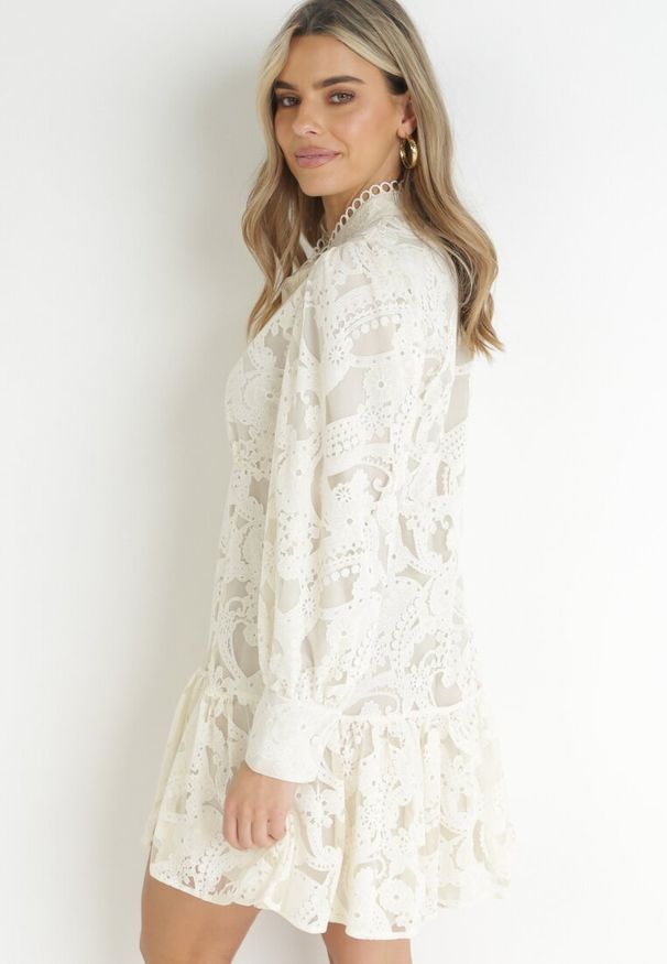 Born2be - Jasnobeżowa Sukienka Toppey. Typ kołnierza: kołnierzyk stójkowy. Kolor: beżowy. Materiał: koronka, tkanina. Wzór: ażurowy. Styl: boho. Długość: mini