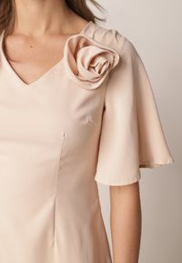 Born2be - Beżowa Koktajlowa Sukienka VICES ze Zwiewnymi Rękawami i Kwiatową Aplikacją 3D Talilia. Okazja: na wesele, na ślub cywilny, na imprezę. Kolor: beżowy. Wzór: aplikacja, kwiaty. Styl: wizytowy #6