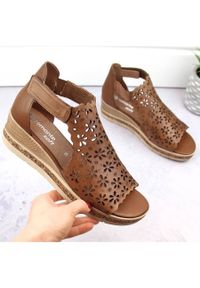 Skórzane komfortowe sandały damskie na koturnie zabudowane brązowe Remonte D3056-24. Kolor: brązowy. Materiał: materiał, skóra ekologiczna. Obcas: na koturnie #2