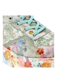 Sneakersy damskie Laura Vita, perforowana cholewka oraz podwyższona podeszwa z ozdobnym wzorem na boku, kolorowe, 64 SL26803B-64. Okazja: na co dzień, na spacer. Zapięcie: sznurówki. Szerokość cholewki: normalna. Wzór: kolorowy. Sezon: wiosna, lato. Styl: casual #8