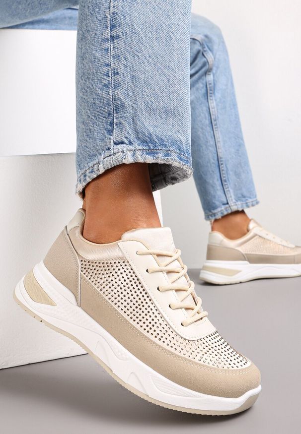 Renee - Beżowe Sneakersy z Drobnymi Cyrkoniami Hinekle. Kolor: beżowy