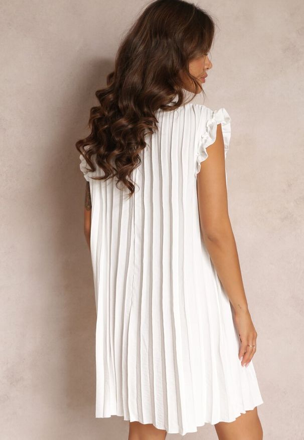 Renee - Biała Plisowana Sukienka Mini z Falbankami z Bawełny i Wiskozy Trinida. Typ kołnierza: kołnierz z falbankami. Kolor: biały. Materiał: bawełna, wiskoza. Długość rękawa: bez rękawów. Długość: mini