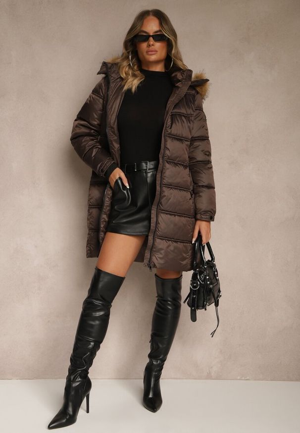 Renee - Ciemnobrązowa Pikowana Kurtka o Długim Fasonie z Odpinanym Kapturem z Futerkiem Fenalda. Okazja: na spacer. Kolor: brązowy. Materiał: futro. Długość: długie. Styl: elegancki