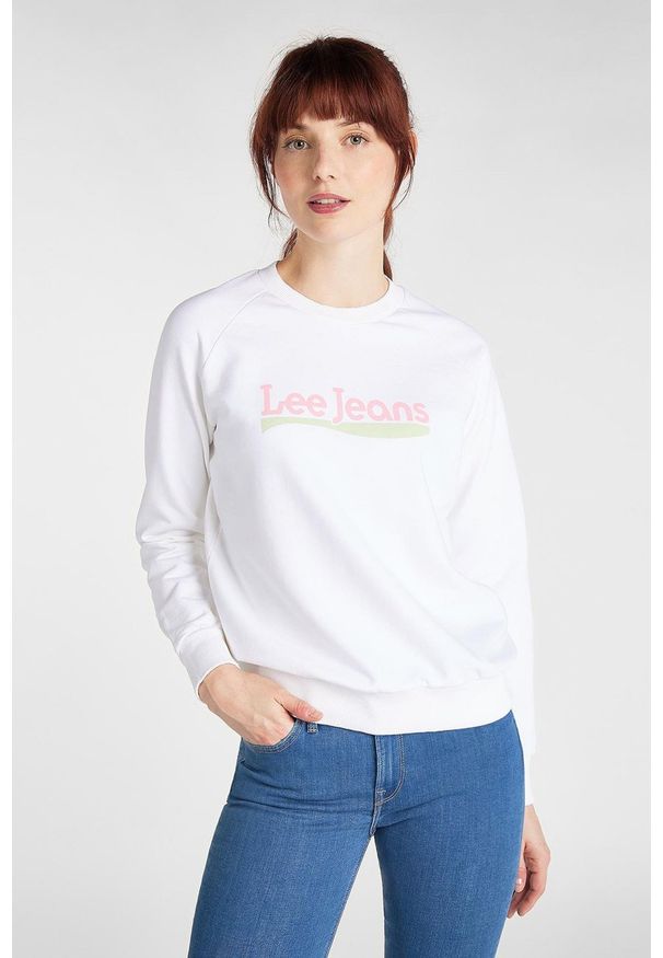 Lee - LEE CREW SWEATSHIRT DAMSKA BLUZA KLASYCZNA LOGO BRIGHT WHITE L53KBRLJ. Styl: klasyczny