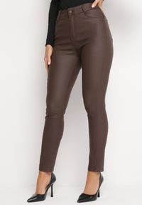 Born2be - Ciemnobrązowe Spodnie Skinny Push Up Zami. Kolekcja: plus size. Kolor: brązowy