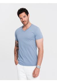 Ombre Clothing - Klasyczna męska bawełniana koszulka z dekoltem w serek BASIC – niebieska V20. Typ kołnierza: dekolt w serek. Kolor: niebieski. Materiał: bawełna. Wzór: ze splotem, jednolity. Styl: klasyczny #7