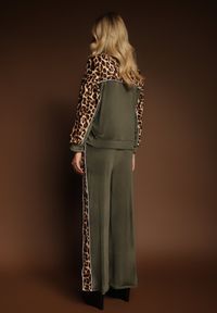 Renee - Zielony Welurowy Komplet Dresowy Spodnie i Bluza z Panterkowym Printem Koratess. Kolor: zielony. Materiał: welur, dresówka. Wzór: nadruk. Sport: turystyka piesza #3