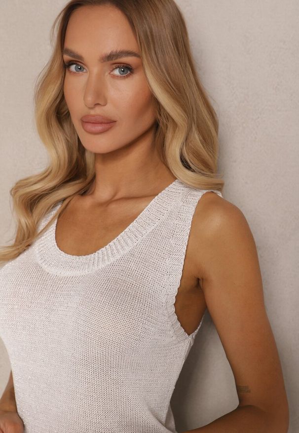 Renee - Jasnobeżowa Dzianinowa Bluzka Top z Wiskozy Zdobiona Metaliczną Nicią Alandwen. Okazja: na co dzień. Kolor: beżowy. Materiał: dzianina, wiskoza. Długość rękawa: bez rękawów. Wzór: aplikacja. Sezon: lato, wiosna. Styl: elegancki, casual