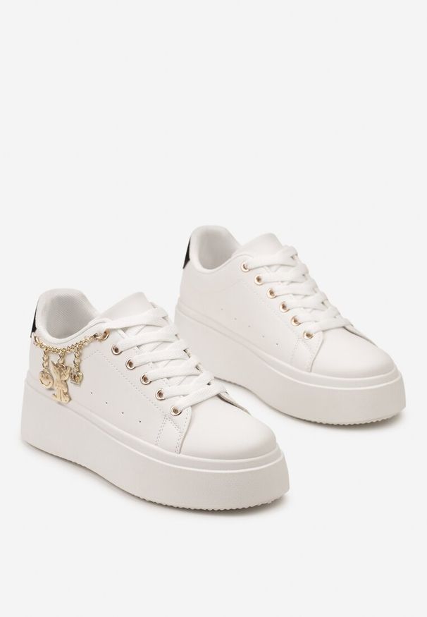 Born2be - Biało-Czarne Sneakersy na Platformie z Ozdobnym Łańcuszkiem i Sznurowaniem Raelffe. Okazja: na co dzień. Nosek buta: okrągły. Zapięcie: sznurówki. Kolor: biały. Materiał: jeans, materiał, skóra. Obcas: na platformie. Wysokość obcasa: niski