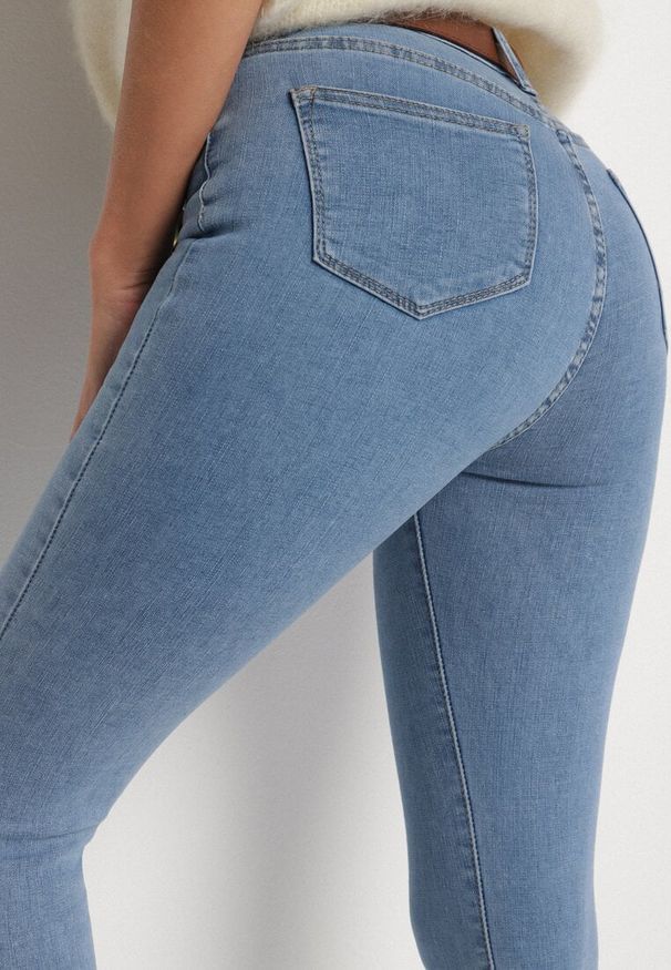 Born2be - Niebieskie Dopasowane Jeansy z Bawełny Ozdobione Guzikami Hinne. Okazja: na co dzień. Stan: podwyższony. Kolor: niebieski. Wzór: aplikacja. Styl: casual