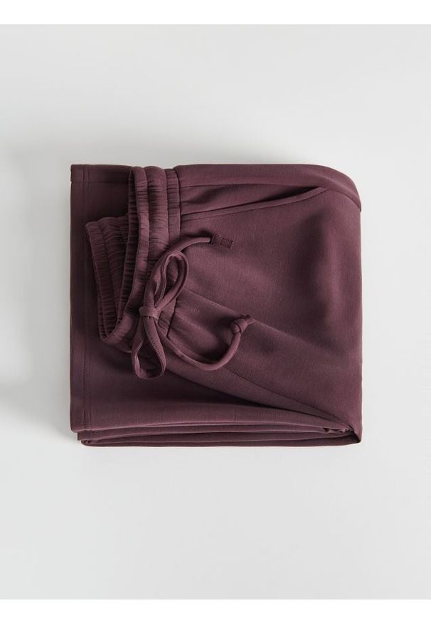 Reserved - Spodnie dresowe long leg - ciemnofioletowy. Kolor: fioletowy. Materiał: dresówka