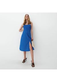 Mohito - Sukienka midi w grochy - Niebieski. Kolor: niebieski. Wzór: grochy. Długość: midi