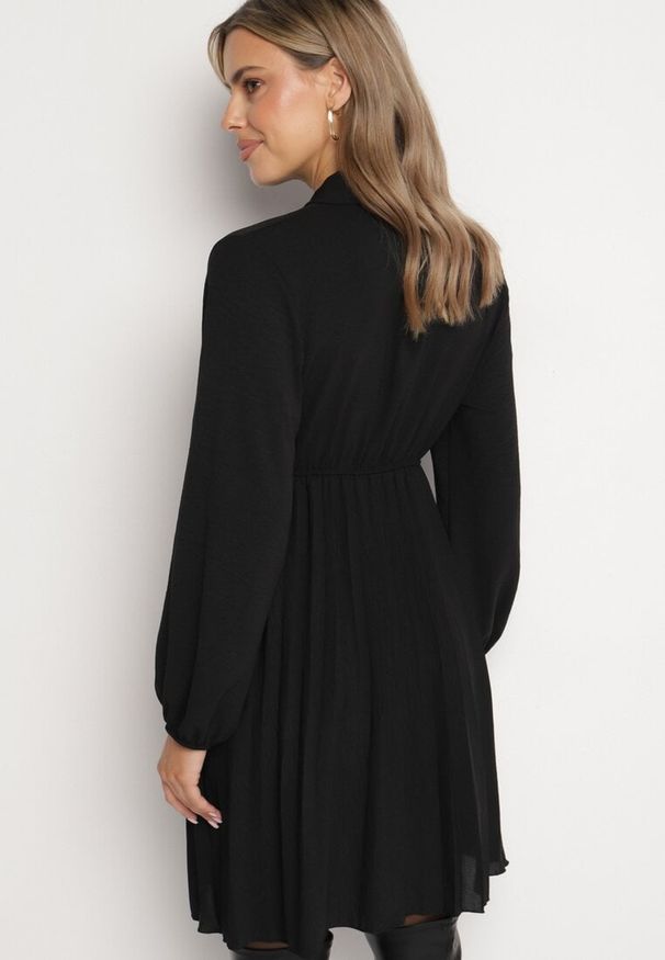 Born2be - Czarna Plisowana Sukienka z Ozdobnym Wiązaniem i Gumką w Talii Melondria. Okazja: na spotkanie biznesowe, na imprezę. Kolor: czarny. Długość rękawa: długi rękaw. Sezon: lato. Styl: biznesowy